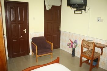 Dokua Royal Hotel Kwabenya Eksteriør bilde